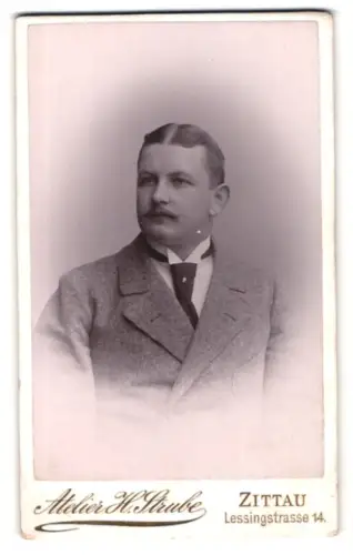 Fotografie Atelier H. Strube, Zittau, Lessingstrasse 14, Porträt eines eleganten Herrn