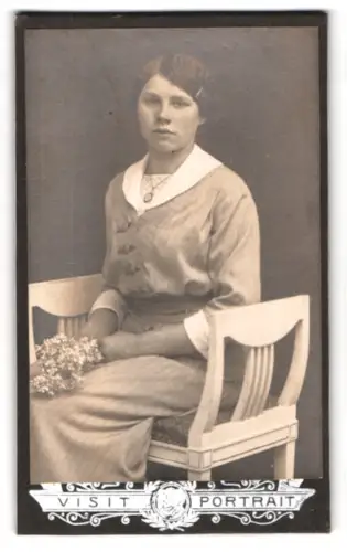 Fotografie unbekannter Fotograf und Ort, Frau mit Blumenstrauss auf Stuhl sitzend