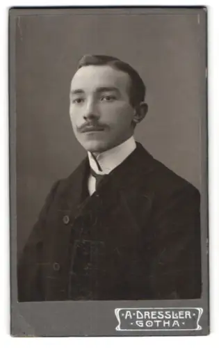 Fotografie Albert Dressler, Gotha, Gartenstrasse, Porträt eines jungen Mannes