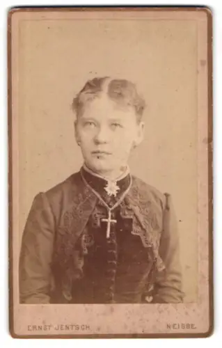 Fotografie Ernst Jentsch, Neisse, Am Berliner Thor, Porträt einer Frau mit Kreuzkette