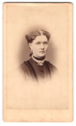Fotografie A. H. Burdorf, Hildesheim, Neue Osterstrasse 10, Elegantes Portrait einer Dame