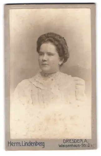Fotografie Herm. Lindenberg, Dresden, Waisenhaus-Str. 24, Porträt einer eleganten Frau