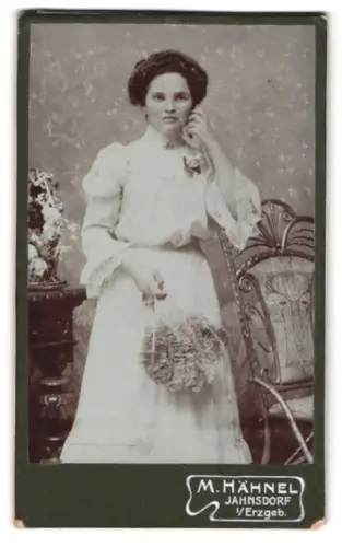 Fotografie M. Hähnel, Jahnsdorf, Frau in eleganter Pose mit Fächer