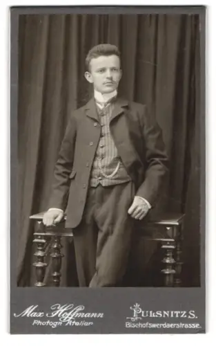 Fotografie Max Hoffmann, Pulsnitz, Bischofswerdaerstrasse, Eleganter Herr in Anzug