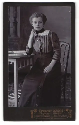 Fotografie Hermann Schöne, Oberlichtenau /Dresden, Sitzende Frau an Tisch