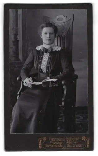 Fotografie Hermann Schöne, Oberlichtenau /Dresden, Elegante Dame auf einem Stuhl sitzend