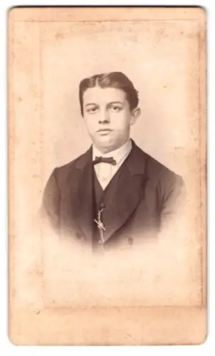 Fotografie E. J. Schroeter, Meissen, Obergasse 597, Porträt eines jungen Mannes