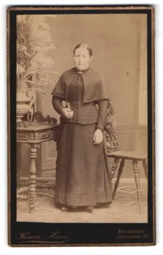 Fotografie Haver Haas, Augsburg, Jesuitengasse 414, Porträt einer Frau mit Buch 1891