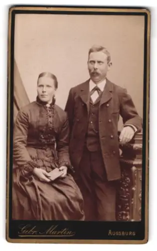 Fotografie Gebr. Martin, Augsburg, Bahnhofstrasse, Porträt eines Paares im Atelier