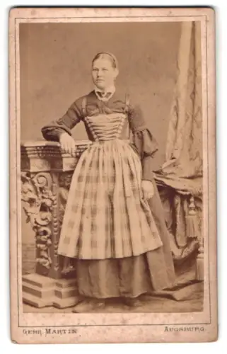 Fotografie Gebr. Martin, Augsburg, Bahnhofstrasse, Frau in traditioneller Kleidung