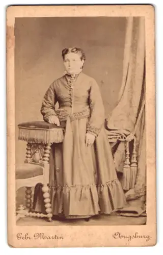 Fotografie Gebr. Martin, Augsburg, Bahnhofstrasse, Frau in elegantem Kleid