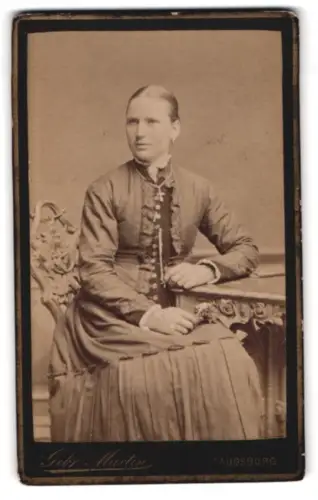 Fotografie Gebr. Martin, Augsburg, Bahnhofstrasse, Porträt einer Frau in elegantem Kleid