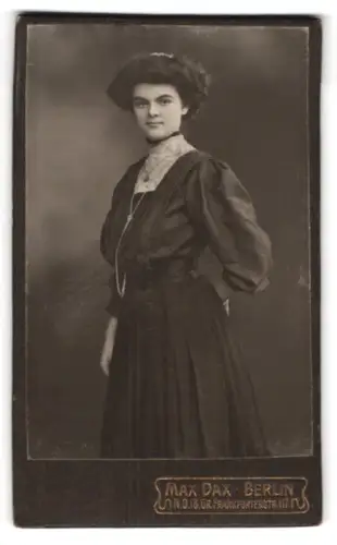 Fotografie Max Dax, Berlin, Frankfurterstr. 117, Porträt einer jungen Dame