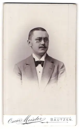 Fotografie Oscar Meister, Bautzen, Seminarstrasse 6, Porträt eines Mannes mit Brille