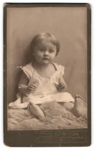 Fotografie Fritz Schöppler, Dresden, Waisenhausstrasse 16, Kleinkind im weissen Kleid