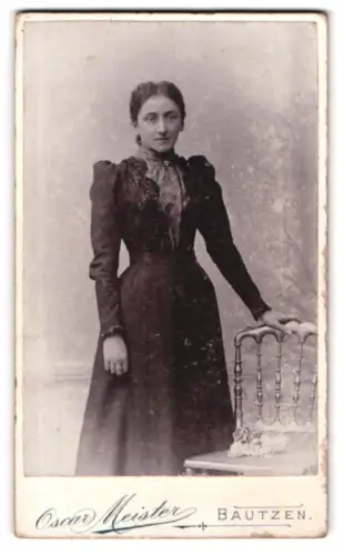 Fotografie Oscar Meister, Bautzen, Seminarstrasse 6, Frau in elegantem Kleid