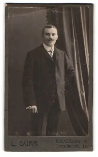 Fotografie L. Dürr, Radeberg i. S., Dresdnerstr. 18, Porträt eines eleganten Herrn