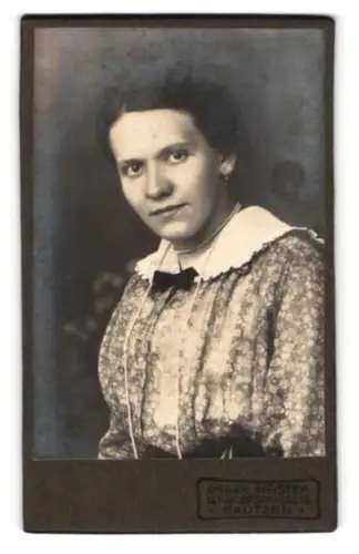 Fotografie Oskar Meister, Bautzen, Kesselstrasse 16, Frau in gemustertem Kleid