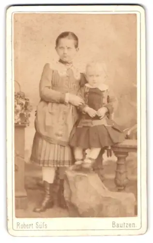 Fotografie Robert Süss, Bautzen, Tuchmachergasse 20, Zwei Kinder in eleganter Kleidung