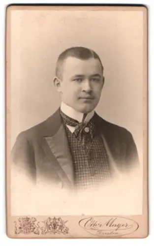 Fotografie Otto Mayer, Dresden, Pragerstrasse 38, Porträt eines elegant gekleideten Mannes