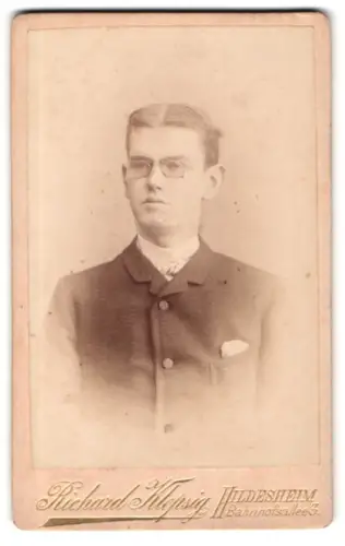 Fotografie Richard Klepsig, Hildesheim, Bahnhofsallee 3, Porträt eines jungen Mannes mit Brille
