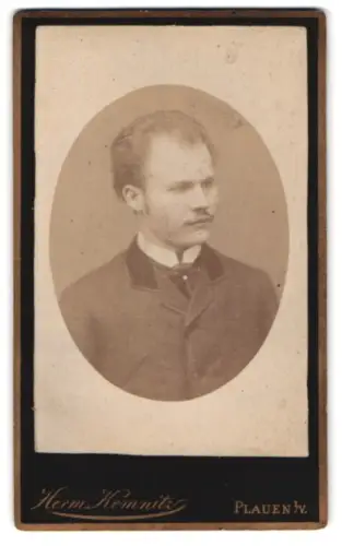 Fotografie Herm. Kemnitz, Plauen, Reichsstrasse, Porträt eines Mannes mit Schnurrbart