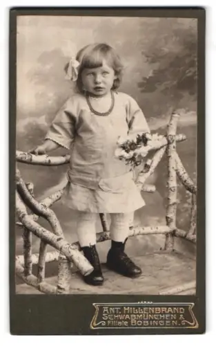 Fotografie Ant. Hillenbrand, Schwabmünchen, Oberer Markt 90, Kind mit Blumenstrauss