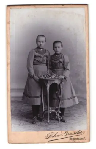 Fotografie Julius Grusche, Neugersdorf, Zwei junge Mädchen an einem Tisch