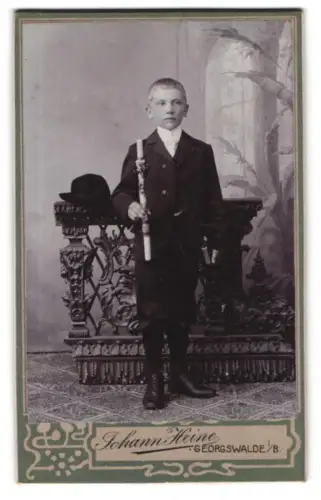 Fotografie Johann Heine, Georgswalde, Junge mit Zylinder und Schriftrolle