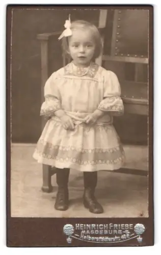 Fotografie Heinrich Friebe, Magdeburg, Halberstädterstr. 40, Porträt eines kleinen Mädchens mit Schleife