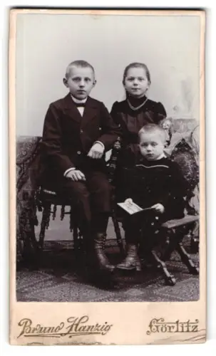 Fotografie Bruno Hanzig, Görlitz, Langenstr. 49, Kinder auf Stühlen