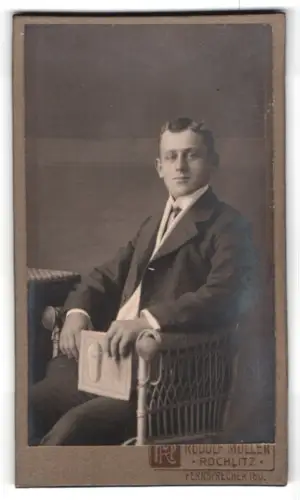 Fotografie Rudolf Müller, Rochlitz, Herr im Anzug auf Korbsessel sitzend