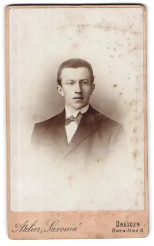 Fotografie Atelier Saxonia, Dresden, Ostra-Allee 8, Porträt eines jungen Mannes mit Fliege