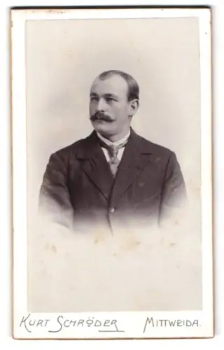 Fotografie Kurt Schröder, Mittweida, Rochlitzer Strasse 24, Porträt eines eleganten Herrn