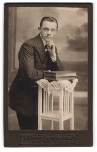 Fotografie Joh. Roettig, Georgswalde, neben den Schulen, Eleganter junger Mann mit Büchern