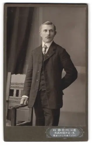 Fotografie H. Bohne, Kamenz i.S., Bautznerstrasse, eleganter Herr im Anzug