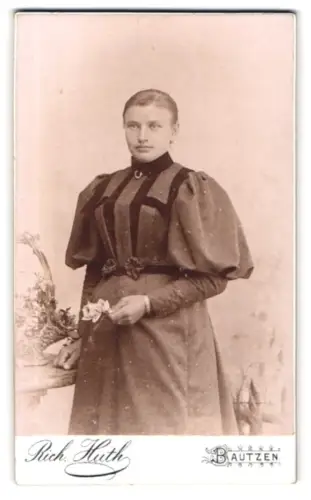 Fotografie Rich. Huth, Bautzen, Cickelsberg, Würdevolle Dame mit Blume
