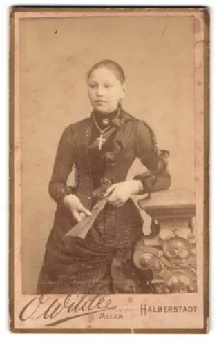 Fotografie O. Wilde, Halberstadt, Breiteweg 15, Frau mit Kreuzkette