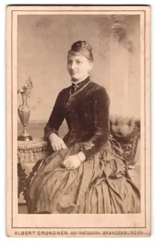 Fotografie Albert Grundner, Brandenburg, Hauptstrasse 42, Dame in eleganter Pose