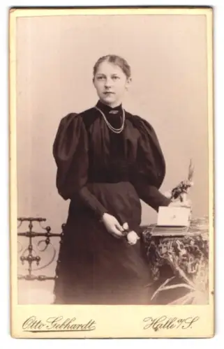 Fotografie Otto Gebhardt, Halle a/S., Grosse Ulrich-Strasse 10, Frau mit Buch und Rose