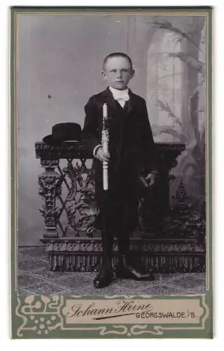 Fotografie Johann Heine, Georgswalde, Junge im Anzug mit Kerze