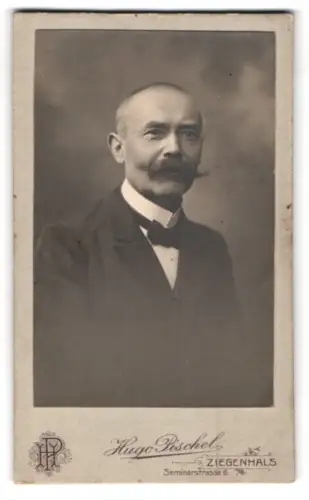 Fotografie Hugo Pischel, Ziegenhals, Seminarstrasse 6, Porträt eines eleganten Herrn