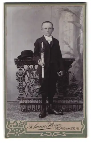 Fotografie Johann Heine, Georgswalde, Junge mit Zylinder und Kerze