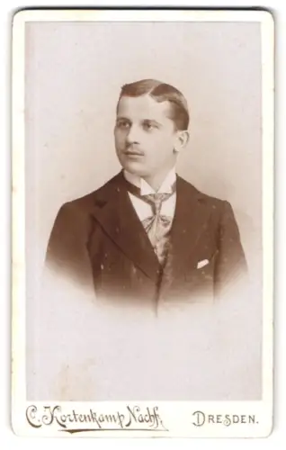 Fotografie C. Hortenkamp, Dresden, Annenstrasse 10, Porträt eines eleganten jungen Mannes