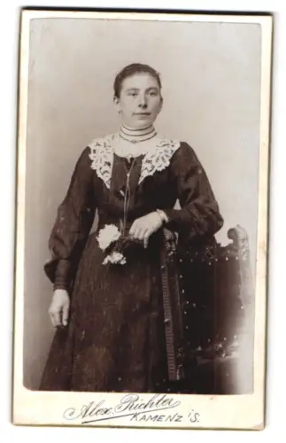 Fotografie Alex Richter, Kamenz, Frau mit Blumen in der Hand