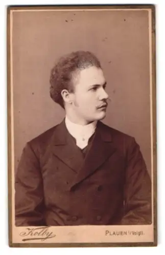 Fotografie J. F. Kolby, Plauen, Reichsstrasse-Bahnhofstrasse, Porträt eines jungen Mannes