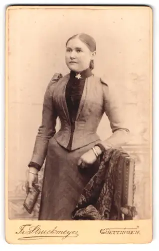Fotografie Fr. Struckmeyer, Göttingen, Wendenstrasse 5a, Dame mit elegantem Kleid