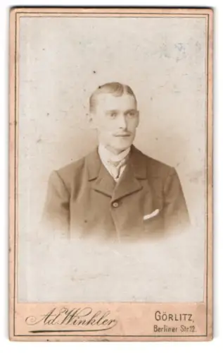 Fotografie Ad. Winkler, Görlitz, Berliner Str. 12, Porträt eines Mannes