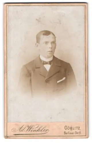 Fotografie Ad. Winkler, Görlitz, Berliner Str. 12, Porträt eines jungen Mannes