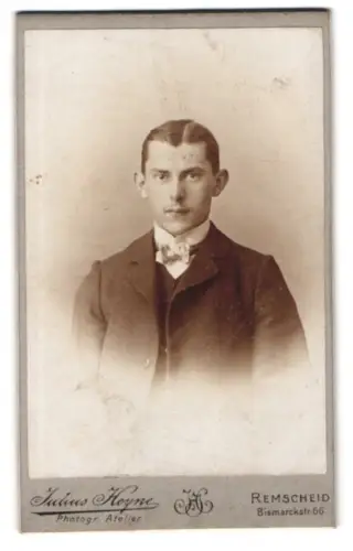 Fotografie Julius Heyne, Remscheid, Bismarckstr. 66, Porträt eines jungen Mannes
